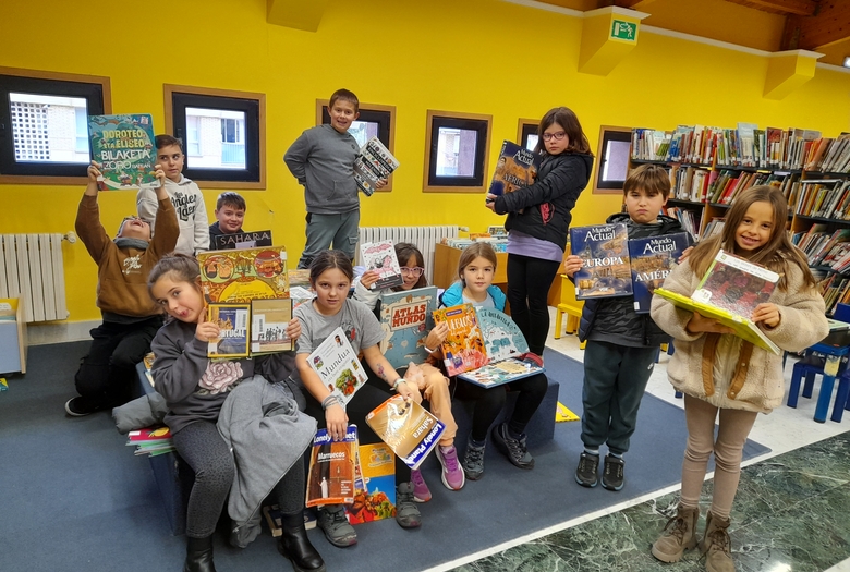 LH4 liburutegira bisita