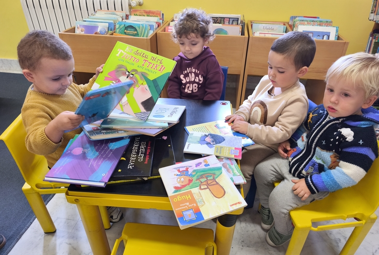 2 urteko ikasleak liburutegian