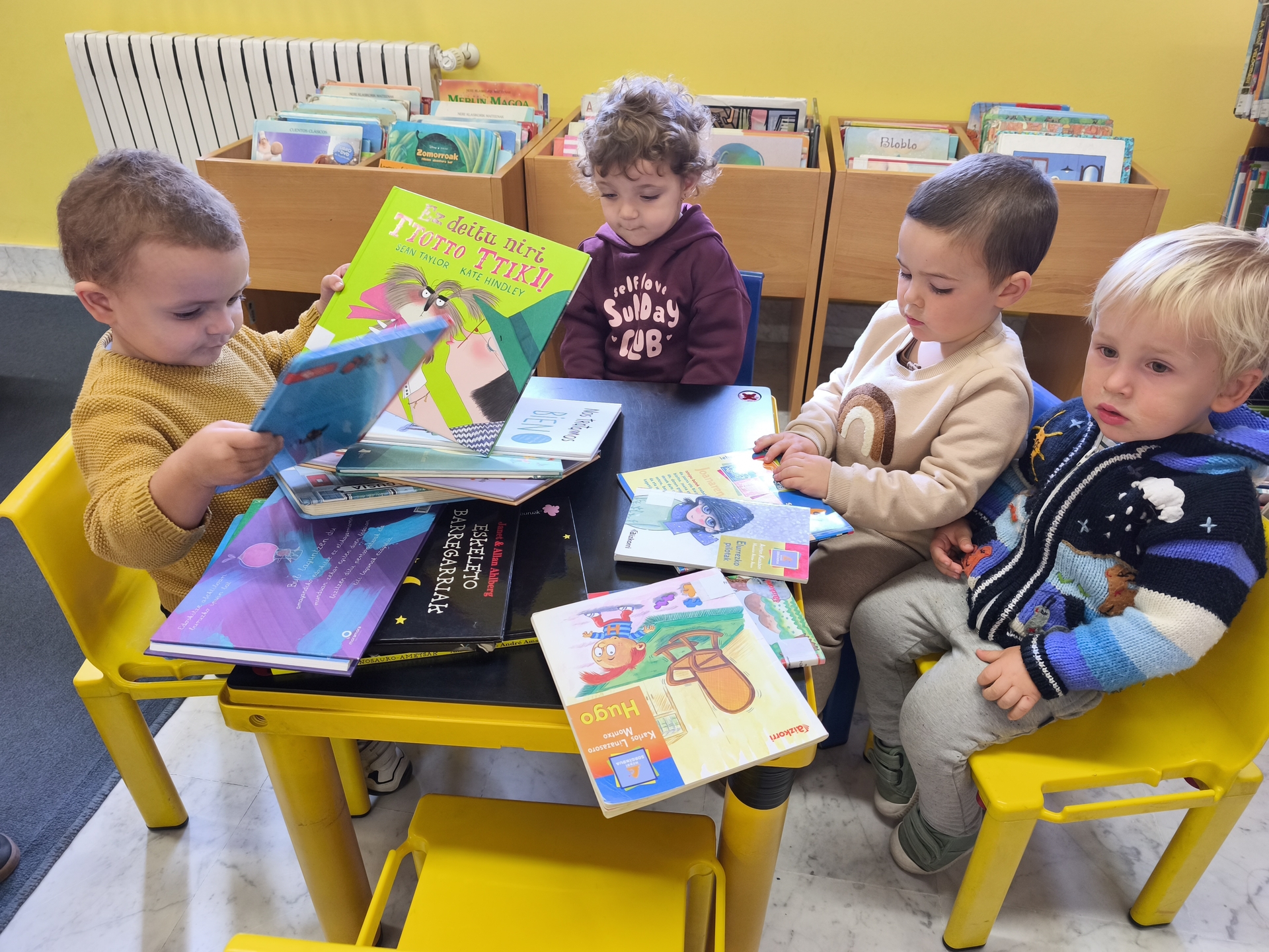 2 urtekoak liburutegian